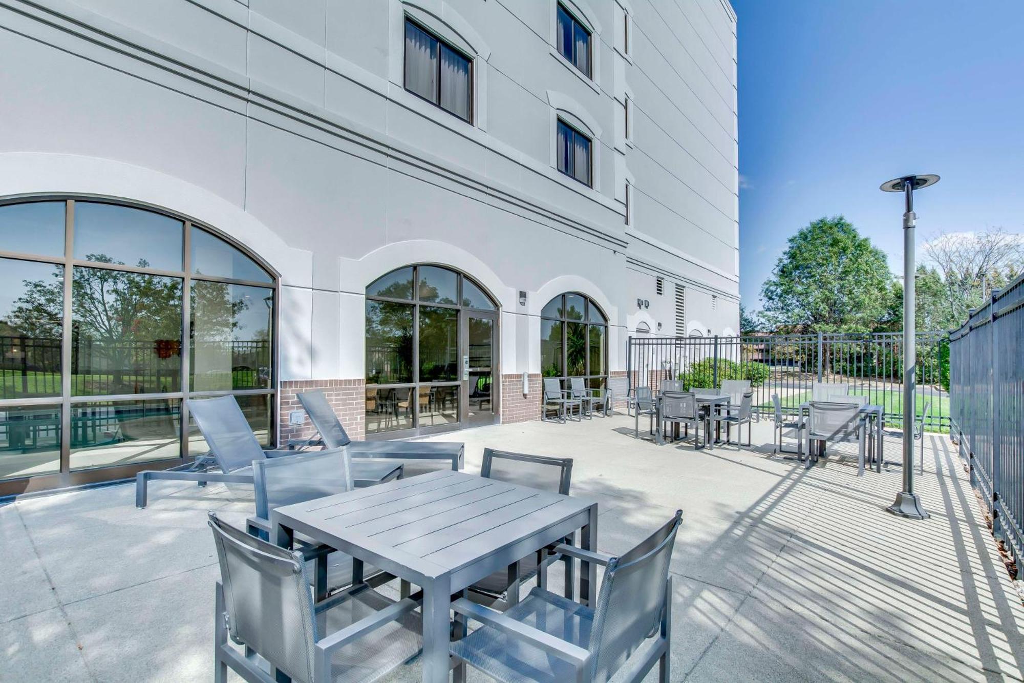 Embassy Suites By Hilton Louisville East Exterior photo