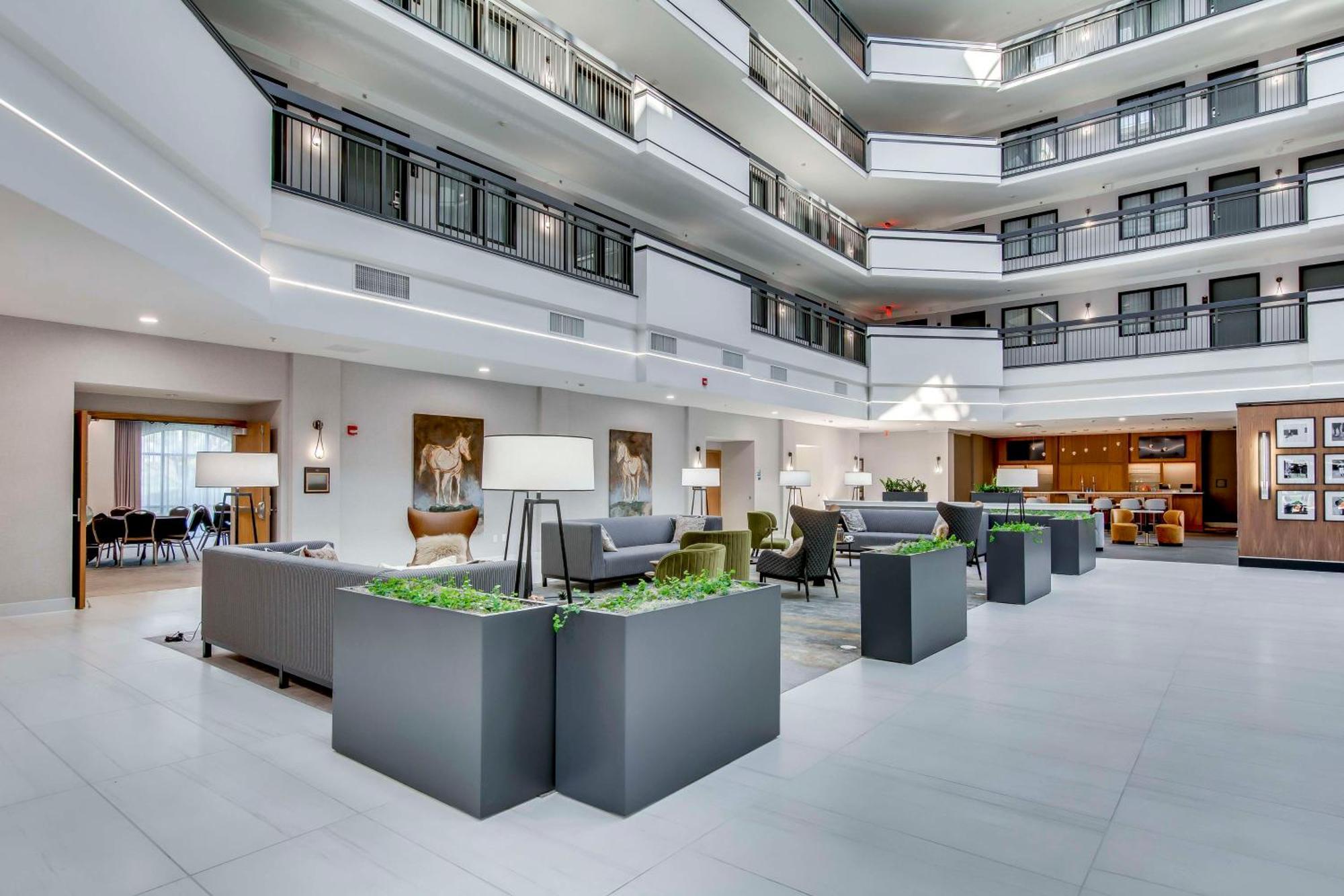 Embassy Suites By Hilton Louisville East Exterior photo